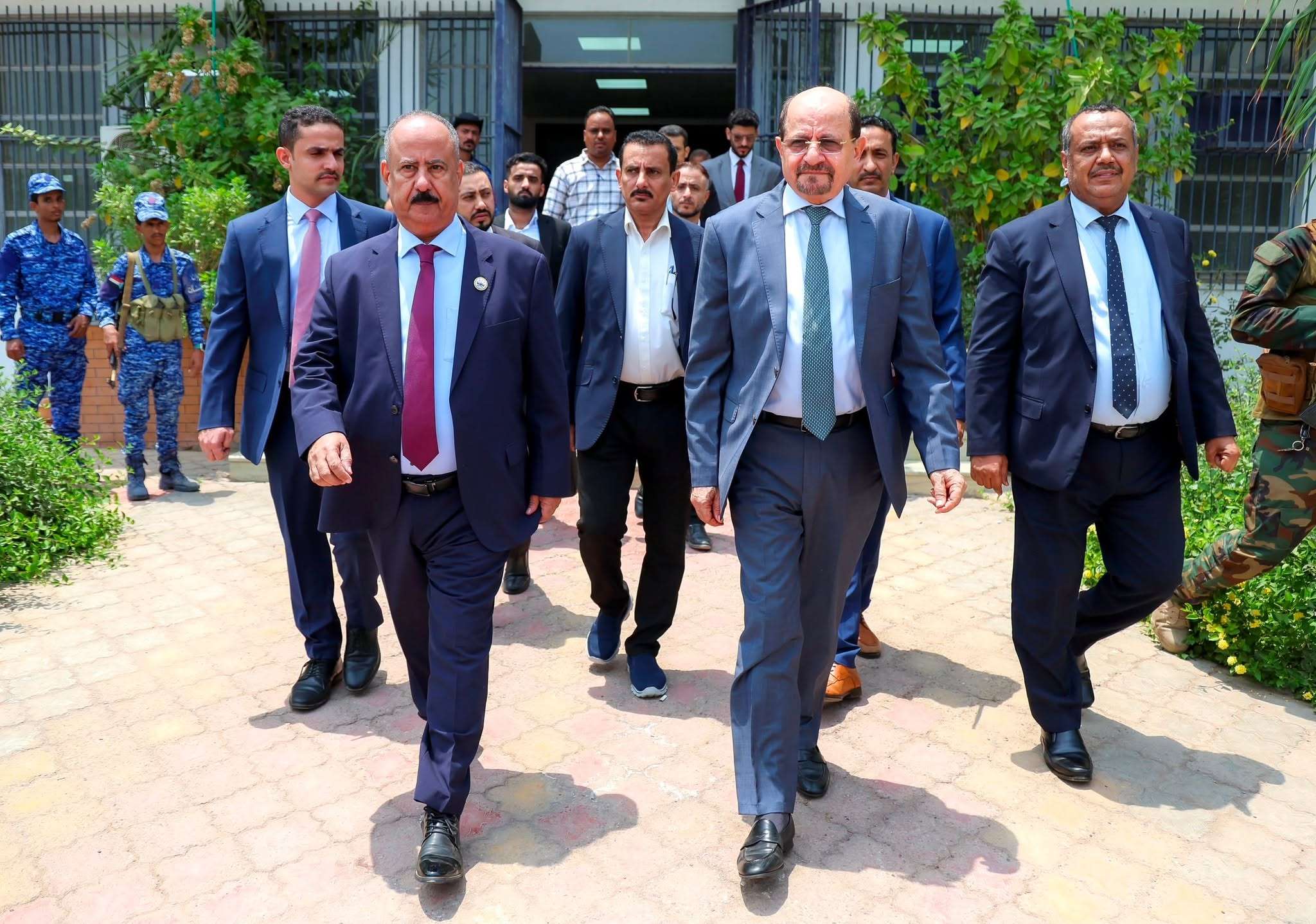 رئيس الوزراء يزور وزارة النقل ويوجه برفع مستوى الجاهزية للتعامل مع أي طارئ