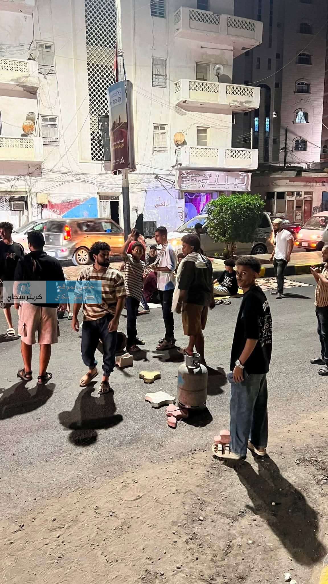 عاجل: «ثورة الفرشان» تتواصل لليوم الثاني في كريتر احتجاجاً على تردي الخدمات