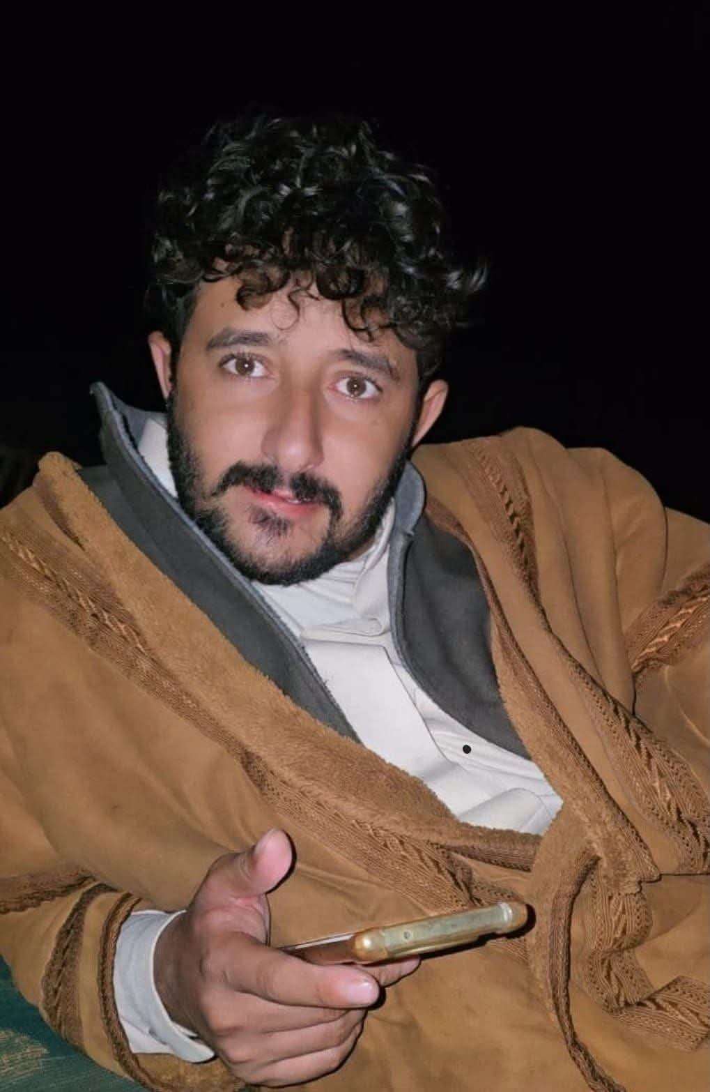 مأساة مؤلمة في السعودية.. وفاة سائق شاحنة يمني أثناء محاولته تثبيت مركبته