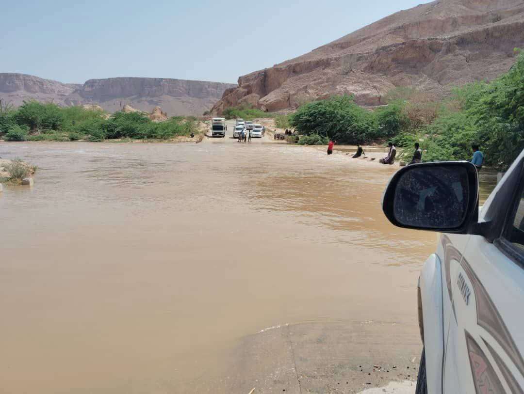 عاجل : سيول وادي زبون تقطع الطريق الرابط بين سيئون وساه والمكلا