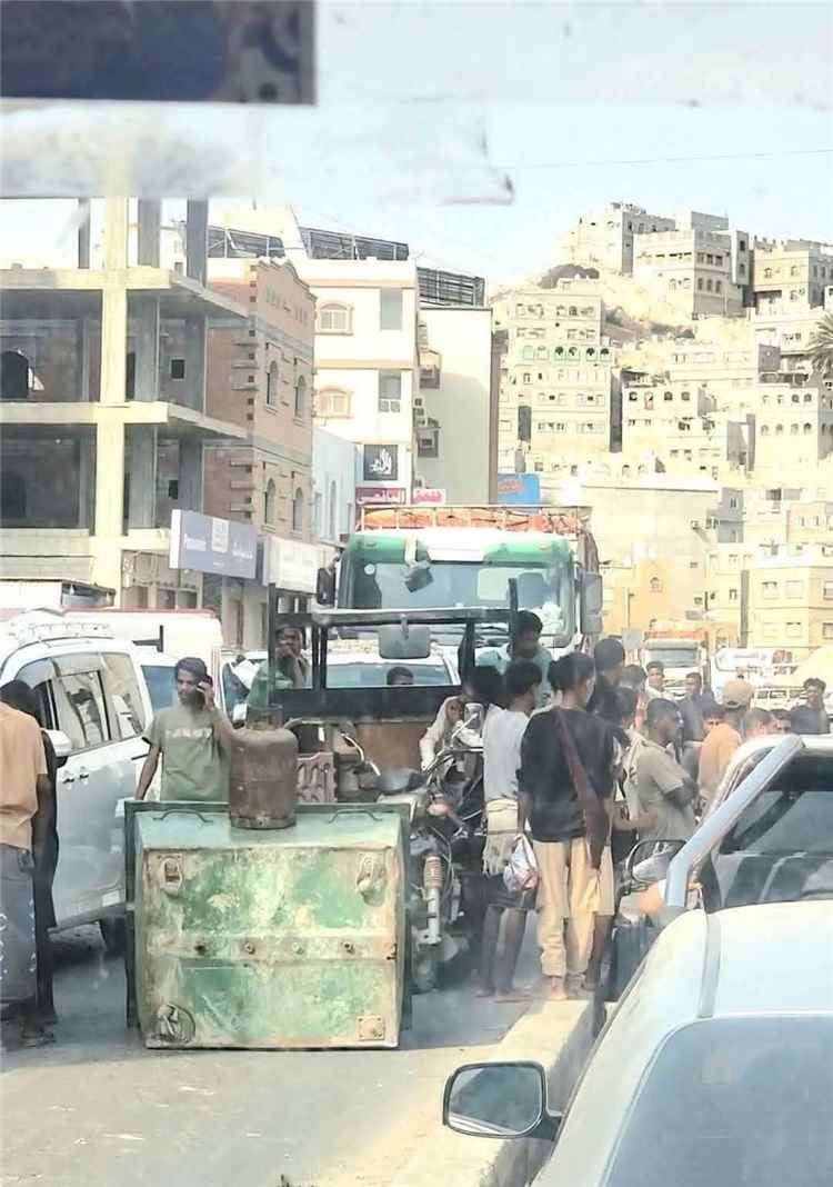 مواطنون يقطعون الشارع الرئيسي في المكلا احتجاجًا على أزمة الغاز