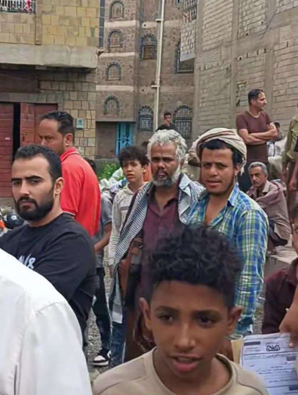 يحدث الان .. تجمع كبير في مدرسة شهيرة بتعز رفضًا لتحويلها إلى كلية مجتمع