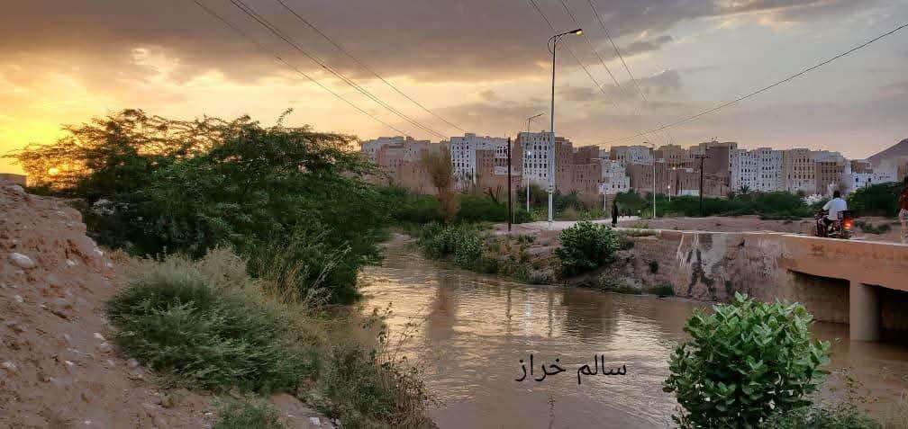 بالصور .. وصول سيل وادي سر إلى الجرووب بشبام حضرموت