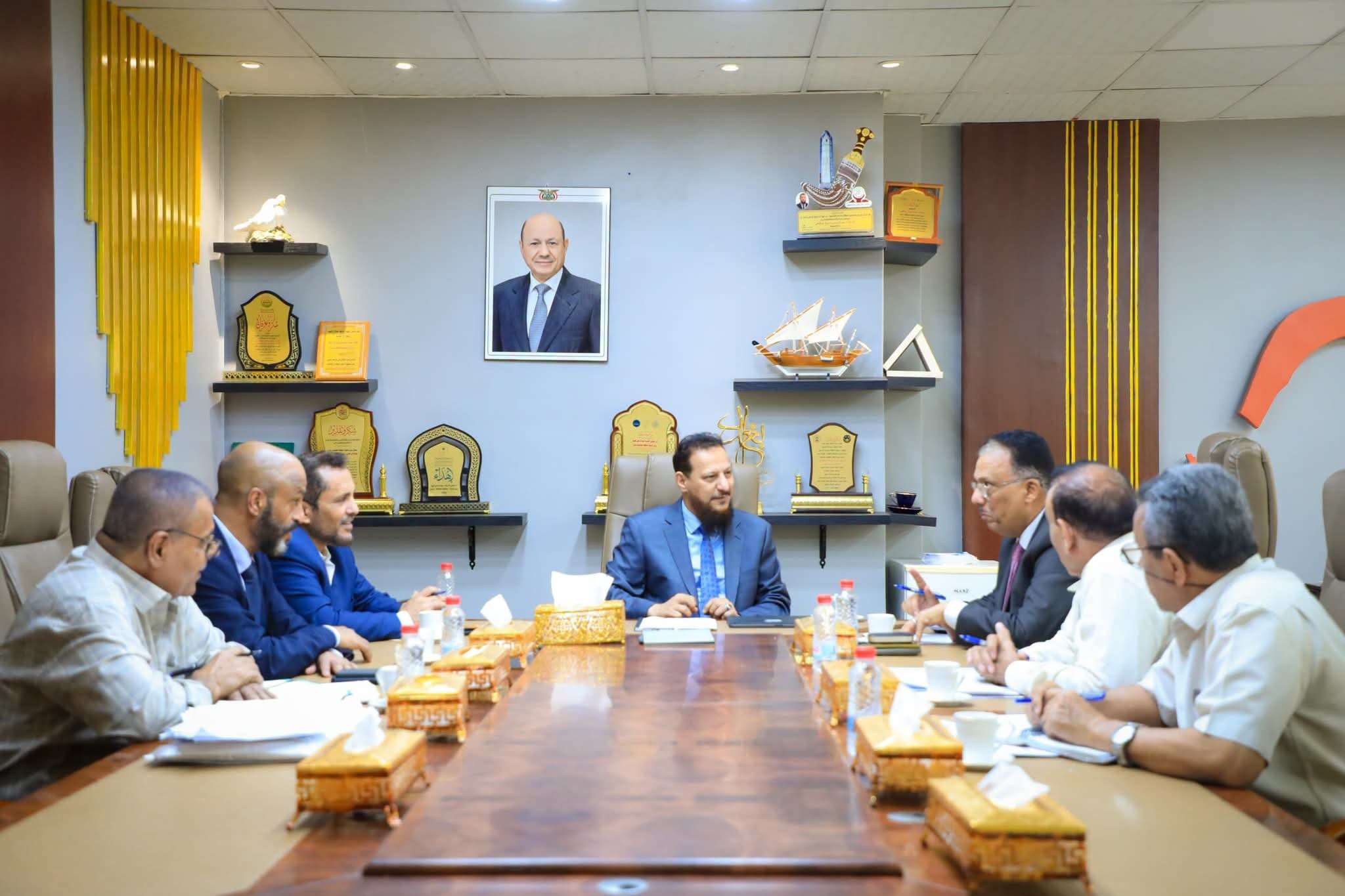 محافظ عدن يناقش مع رئيس مصلحة الجمارك آليات تعزيز التعاون والتنسيق