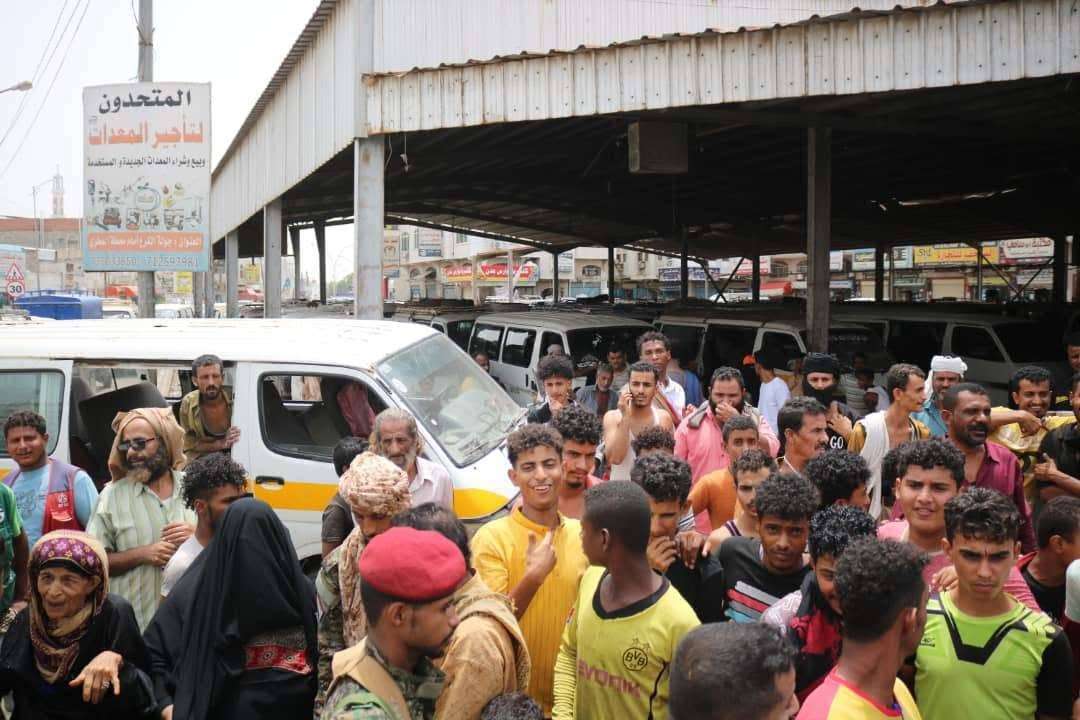 مواطن يشكو من رفع أجور المواصلات في فرزة الممدارة بعدن