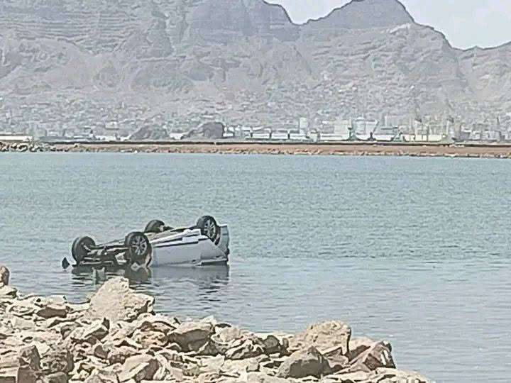 عاجل.. سيارة فتاة تنقلب وتسقط في البحر بالطريق البحري في عدن