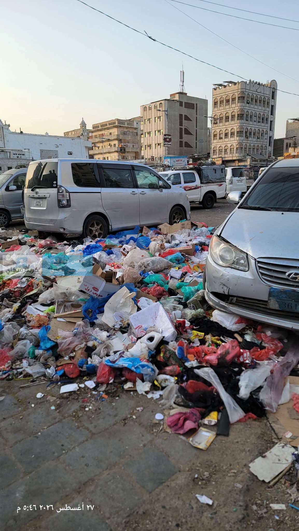 القمامة تحاصر ساحة النور في الشيخ عثمان