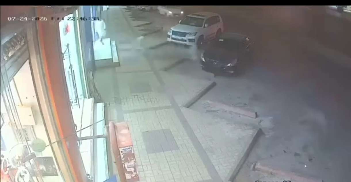 تحذير للمغتربين في السعودية.. شخص يستولي على جوال يمني بعد طلبه لإجراء اتصال
