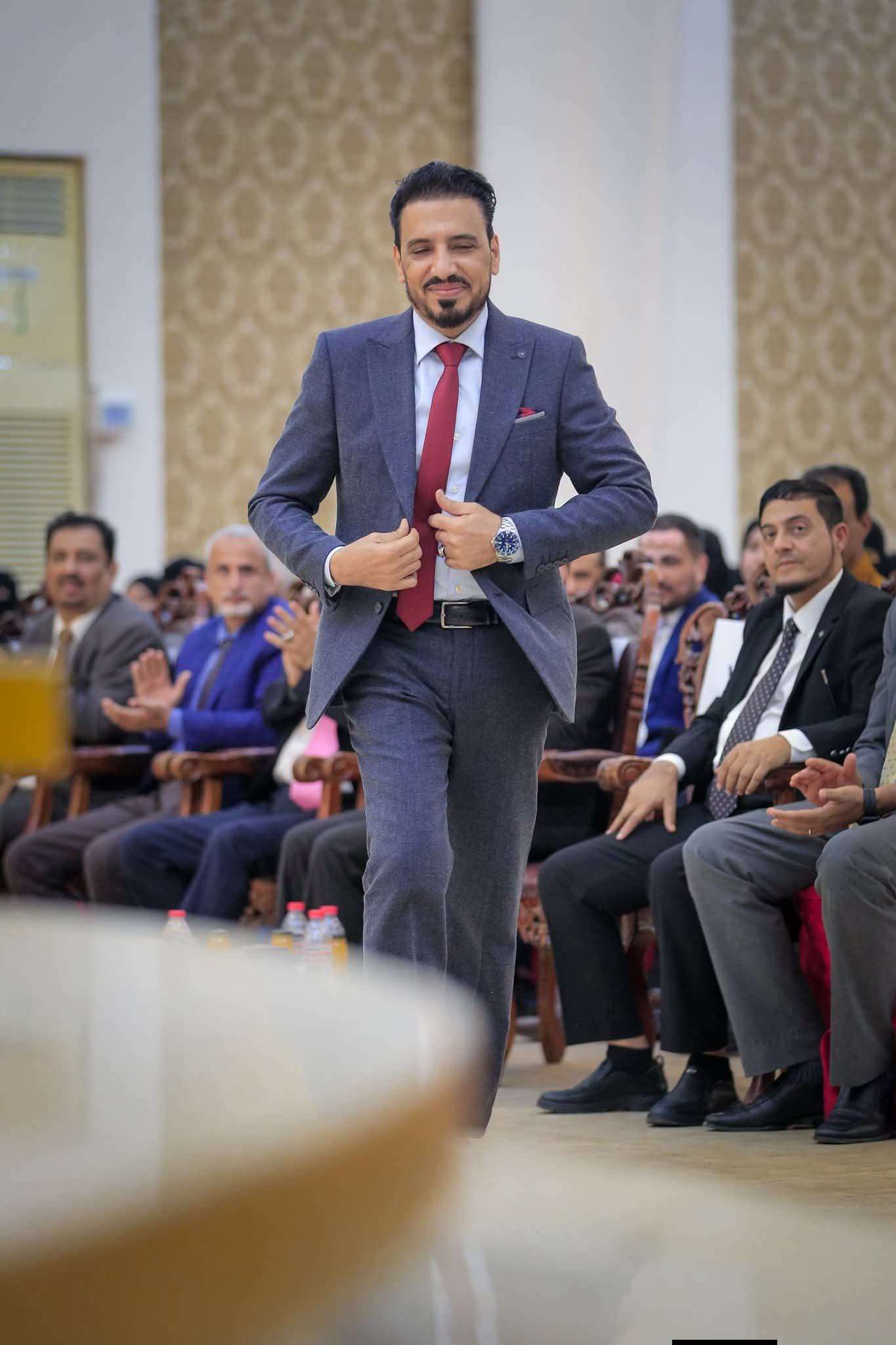رئيس الجامعة الألمانية الدولية – عدن يمنح الطالبة السورية رؤى منحة كاملة لدراسة الطب