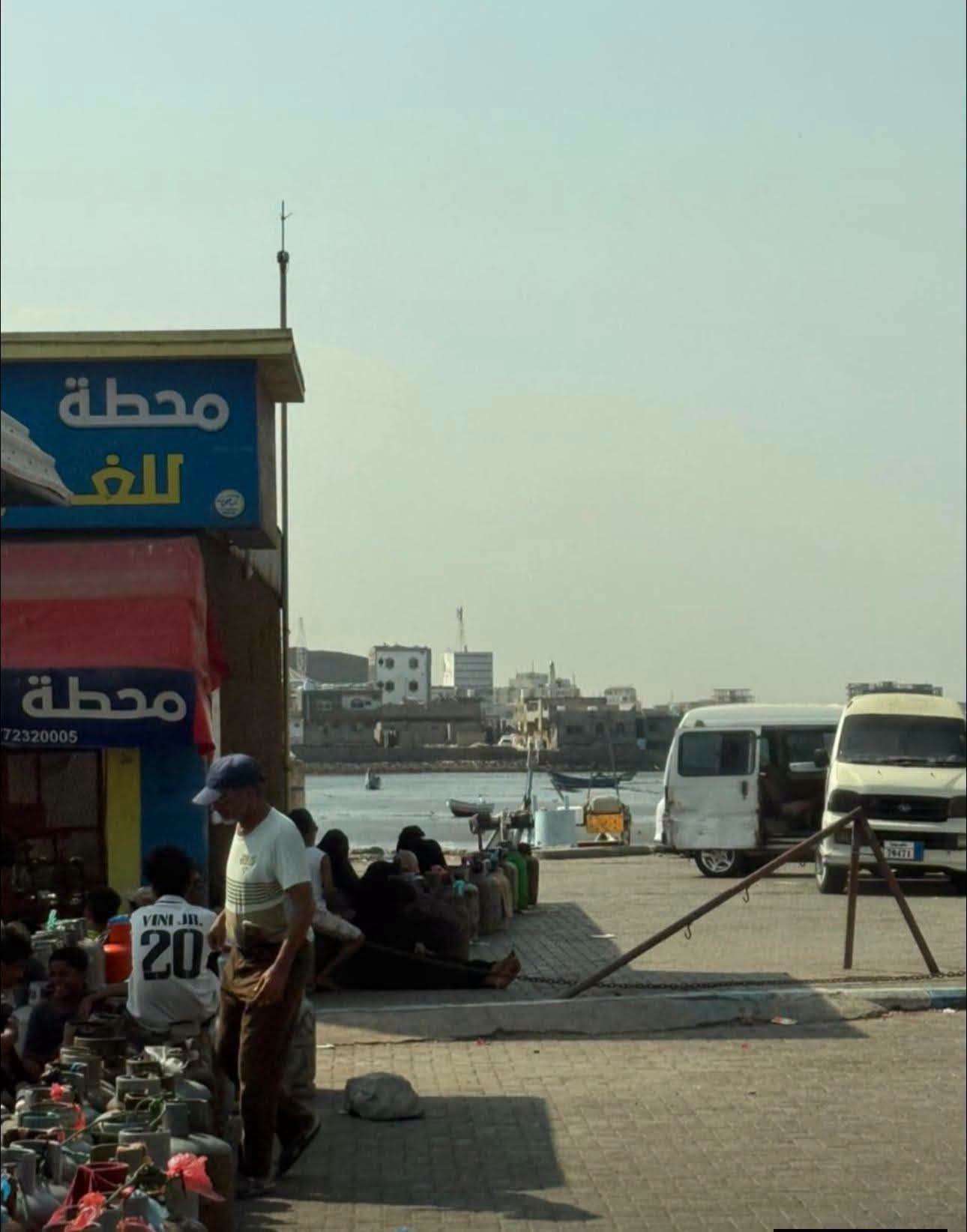 طوابير الغاز تُرهق نساء عدن.. أزمة مستمرة رغم الحديث عن انفراجها
