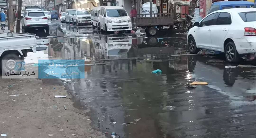 مياه المجاري تغزو شارع رئيسي بعدن