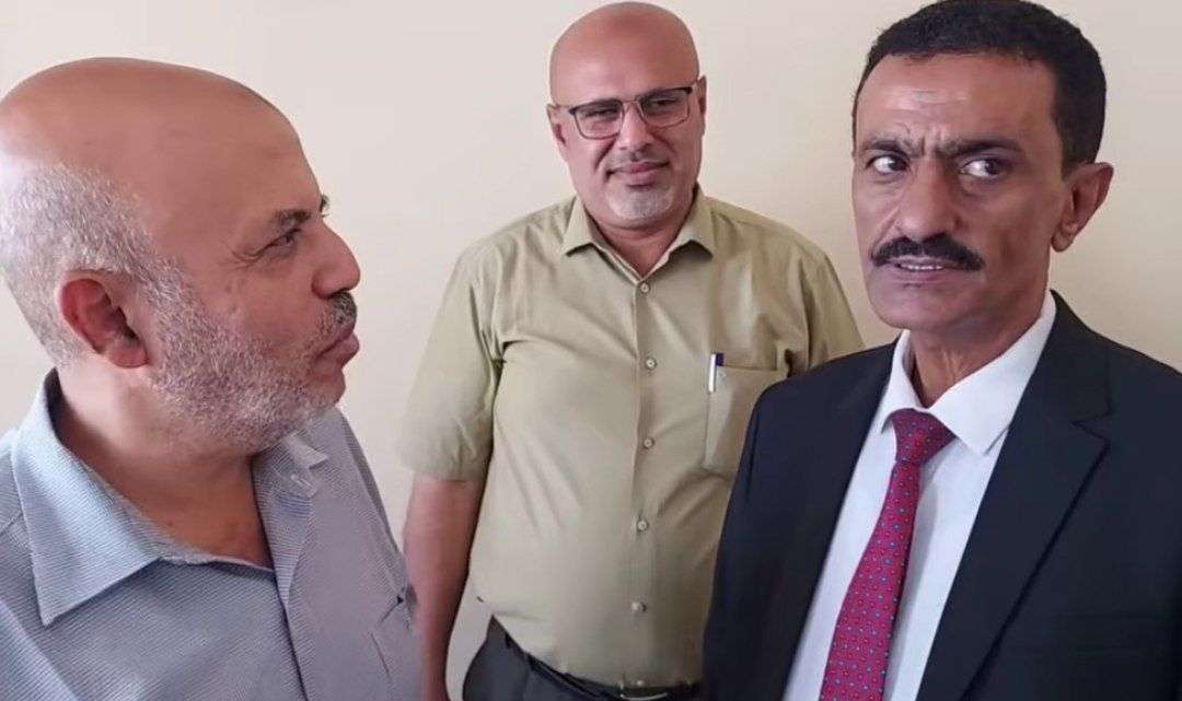 تجار يزورون ثانوية تعز الكبرى لدعم التعليم الحكومي