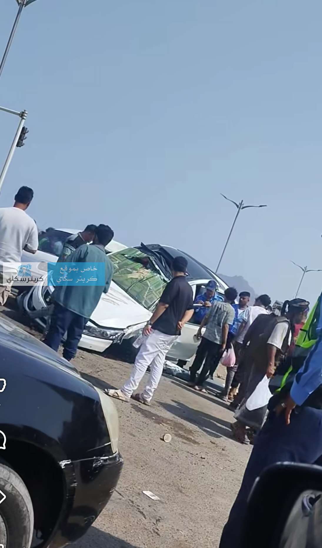 عاجل | حادث مروري مروع في عدن.. سيارة تصطدم بإشارة وباص صغير وتنقلب