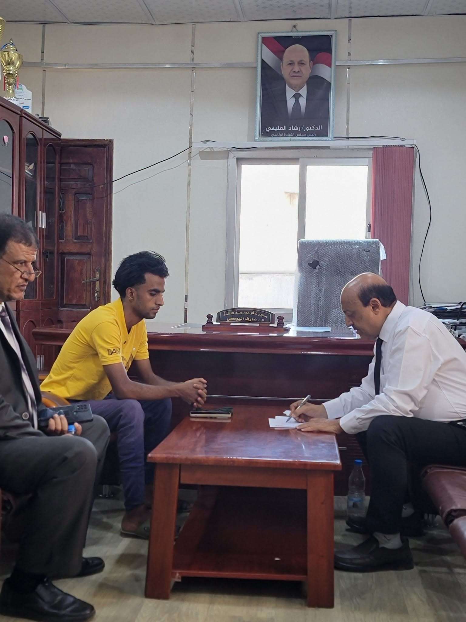مدير صالة بتعز يوجّه بإعادة رسوم طالب لولي أمره بعد شكوى ضد مدرسة أهلية