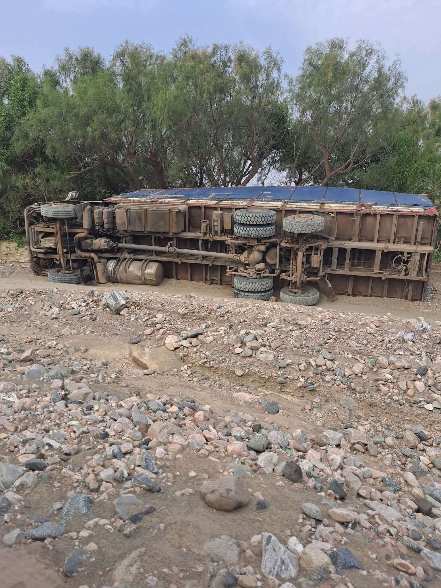 حادث مروري بسبب وعورة الطريق في وادي السحر بالقبيطة