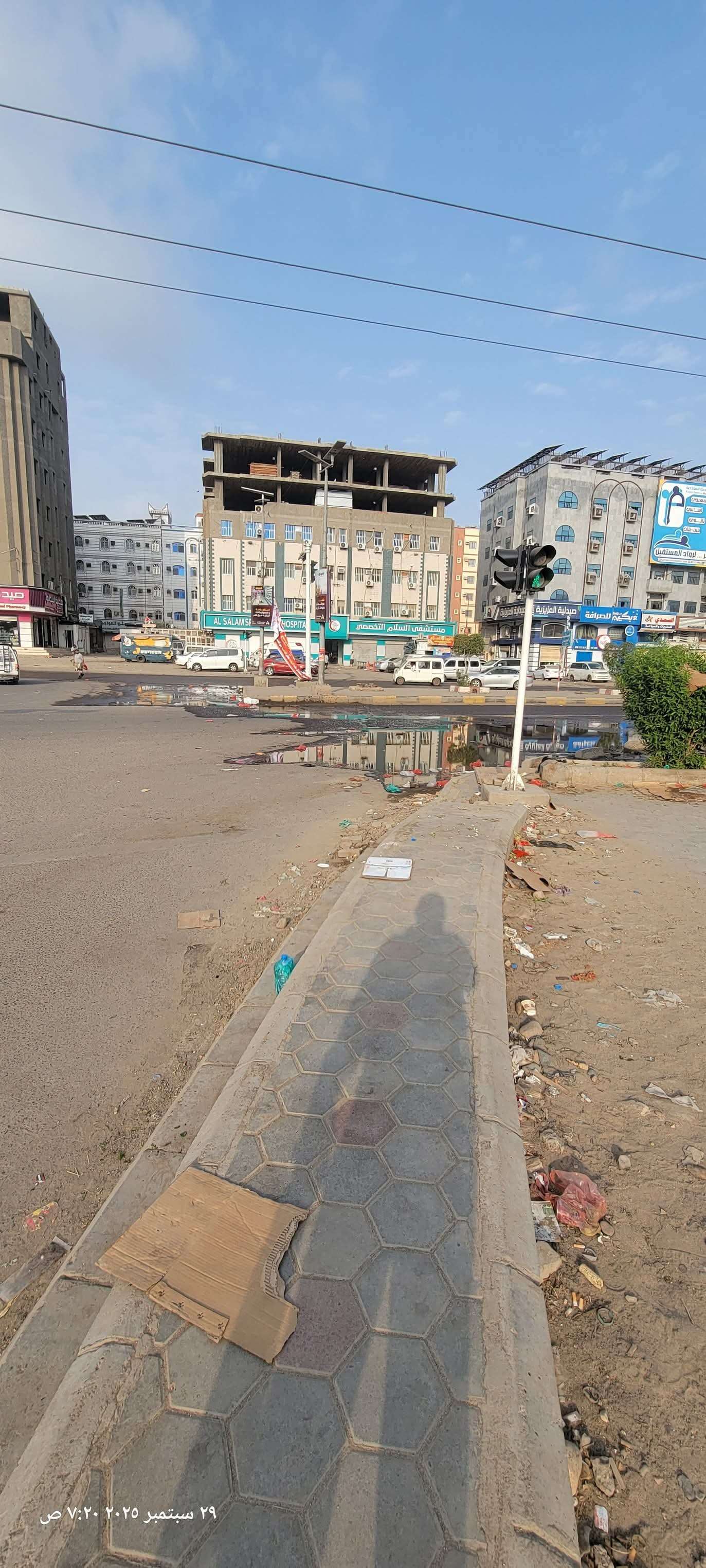 طفح للمجاري يغرق شارع التسعين بعدن ويعطل حركة السير