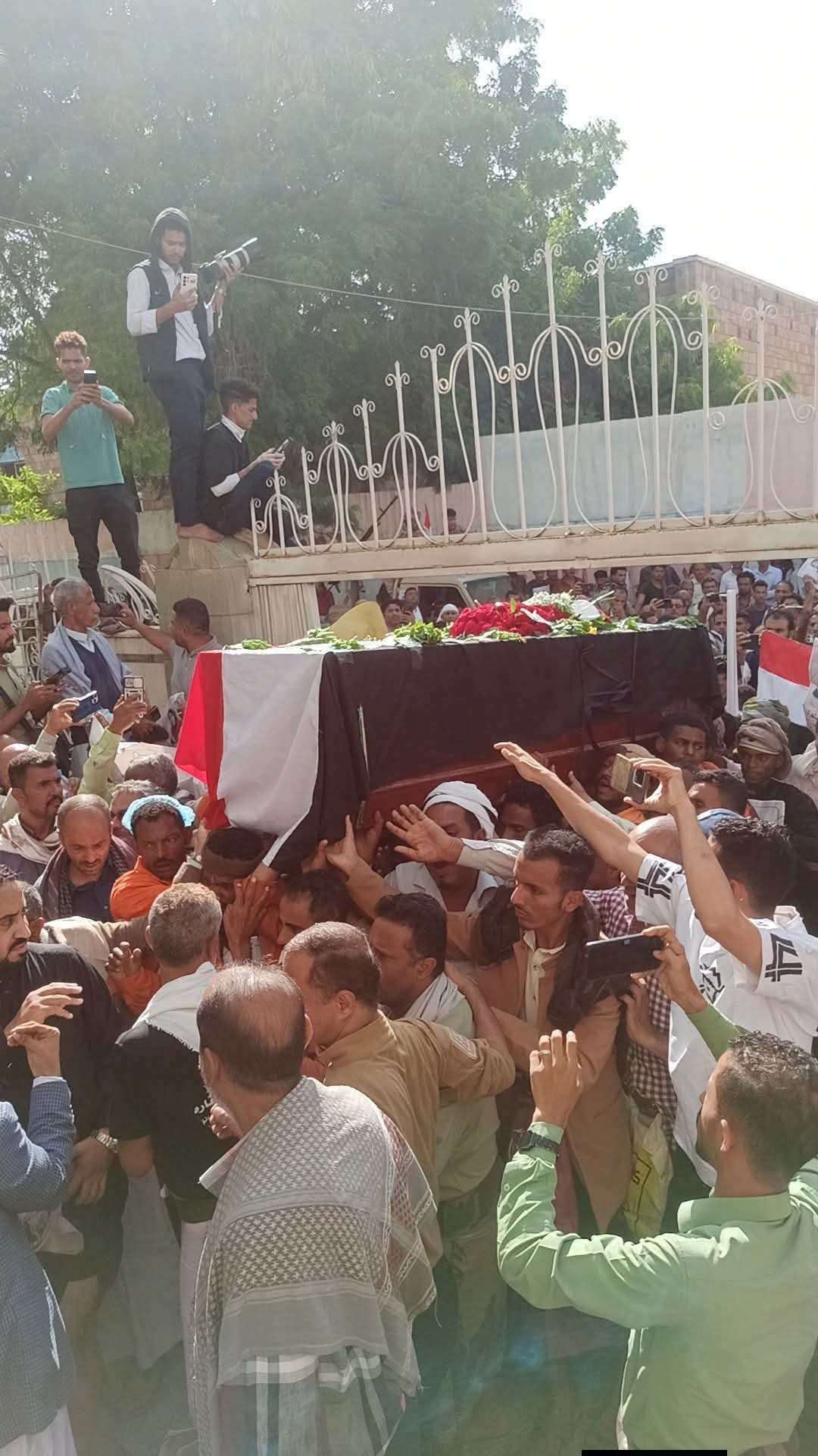 عاجل:تشييع مهيب لافتهان المشهري بتعز