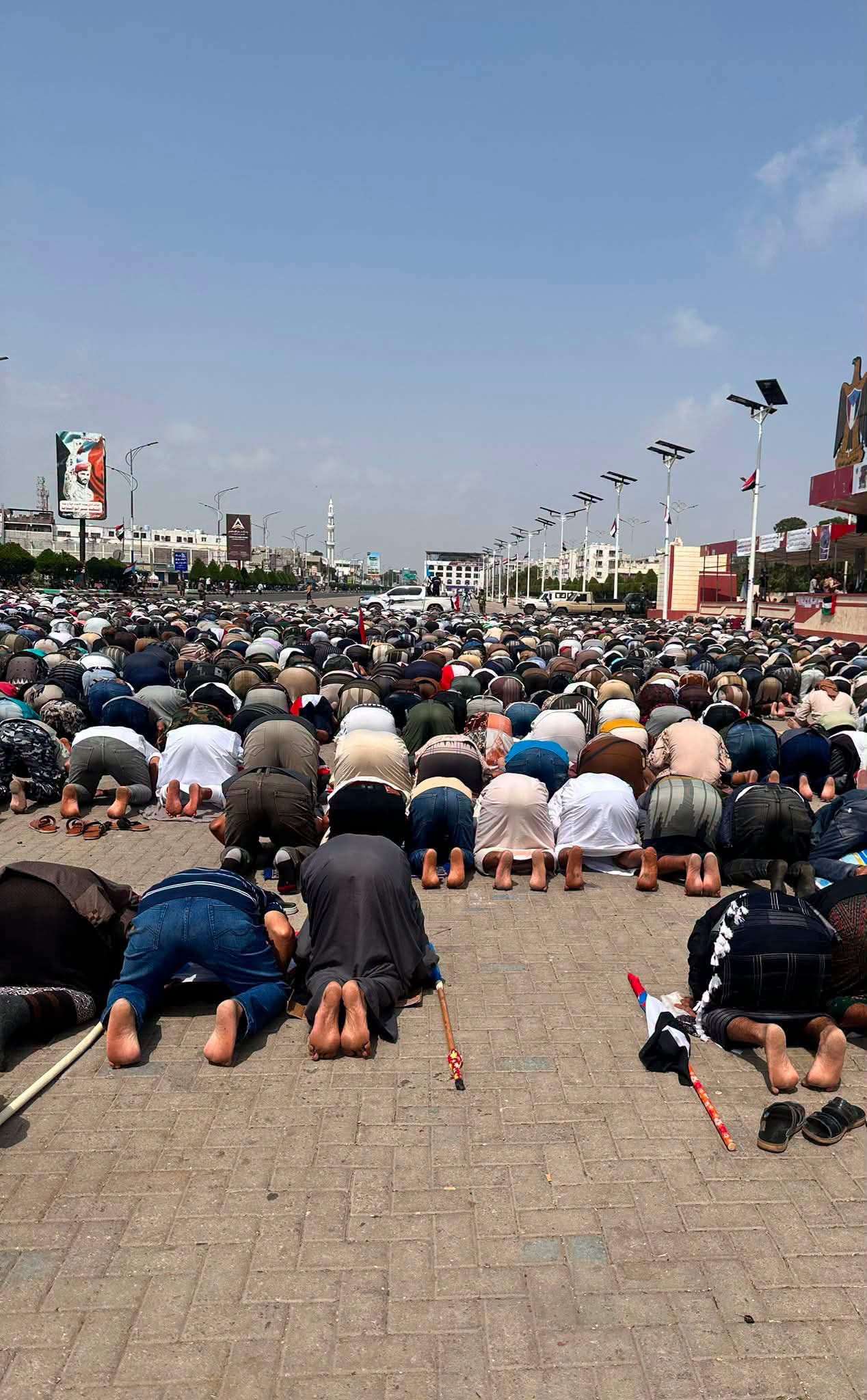 يحدث الان .. الحشود تؤدي صلاة الظهر في ساحة العروض