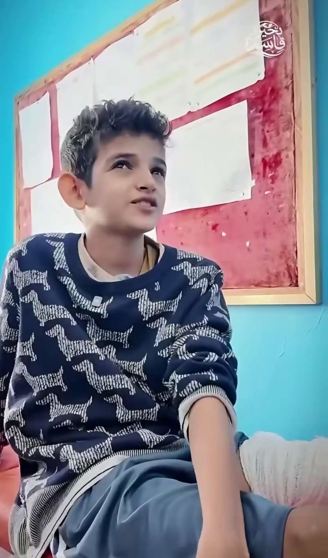 طبيب في عدن يتعهد بعلاج طفل فقد والدته بالسرطان مجانًا مدى الحياة