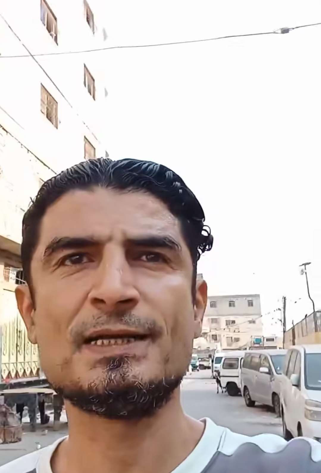 البلوجر أحمد المشدلي يتكفل بإطعام طلاب مدرسة في القلوعة بعد معاناة بعضهم من الذهاب دون فطور