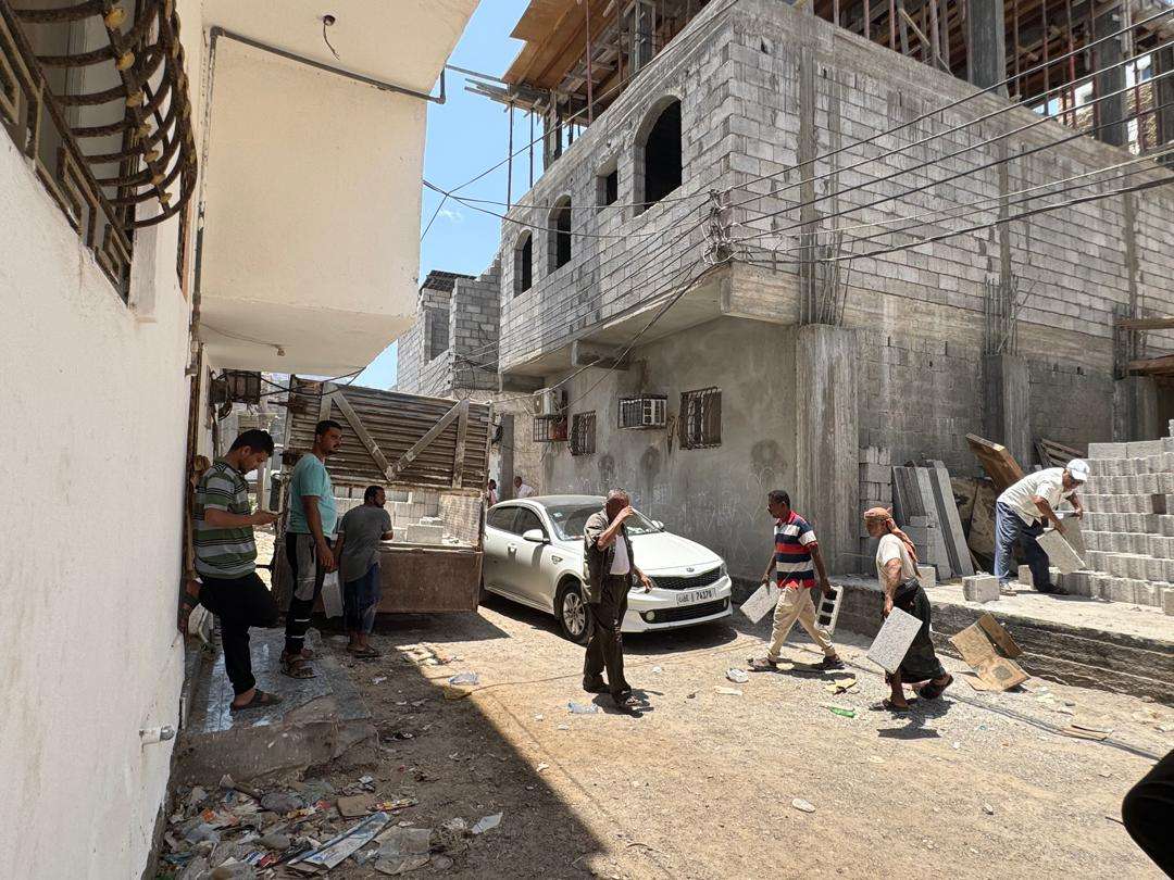 ضبط مواد بناء مخالفة لاستحداث بناء عشوائي في منطقة اللسان بمديرية صيرة بعدن
