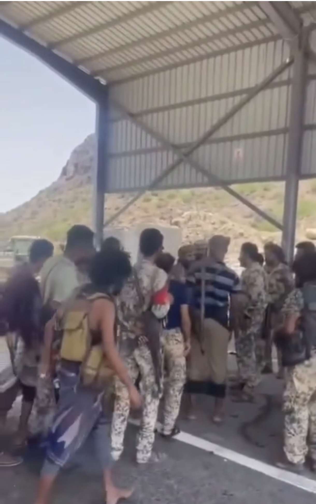 عاجل:اللواء حمدي شكري يتقدم صفوف القوات في جبهة الوازعية غربي تعز