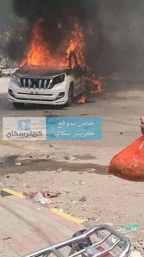عاجل | إحراق سيارة من موكب وزير الدفاع في الضالع