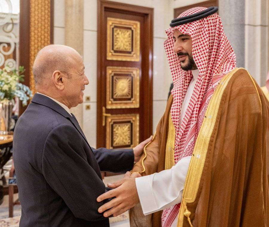 مصدر مطلع يكشف ما دار بين الأمير خالد بن سلمان والرئيس العليمي وسط تصاعد التطورات