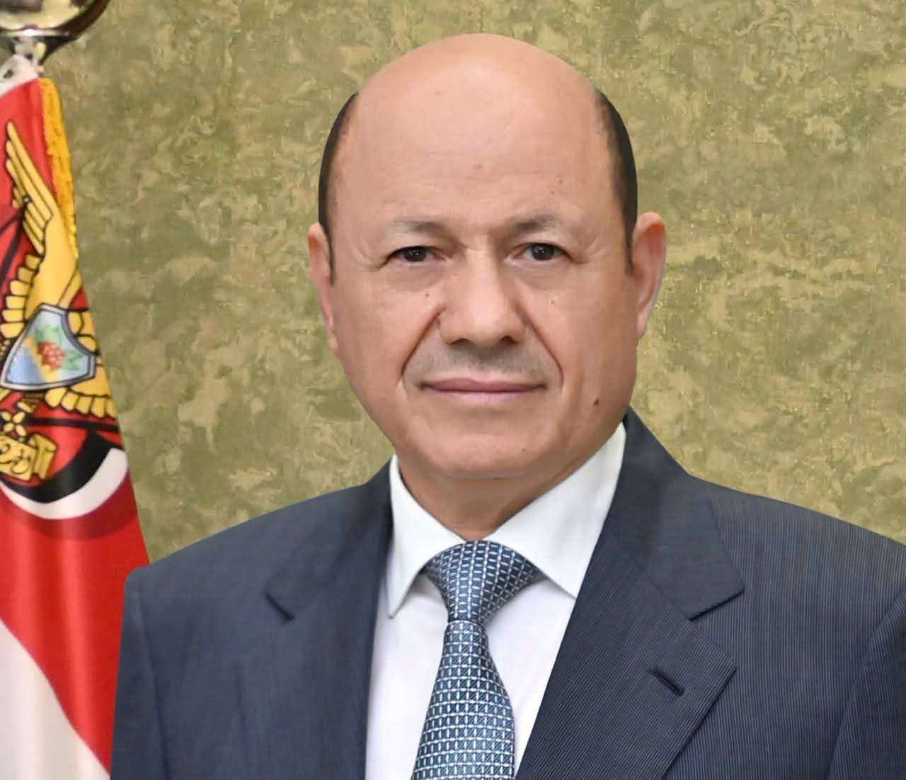 رئيس مجلس القيادة يشيد بكفاءة القوات الجوية في ردع التهديد الحوثي ويوجه بمضاعفة جهود الإغاثة الإنسانية