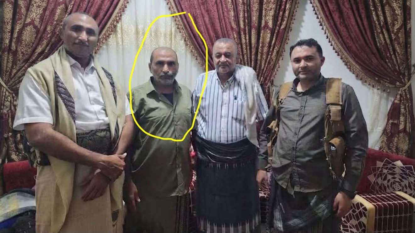 عاجل | محافظ الحديدة الحوثي ينشر صورة مع اللواء فاروق الخولاني الذي تم قتل ابنه وبنته بالمخا