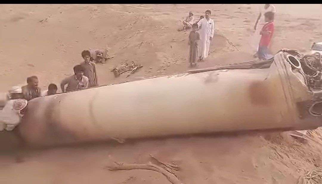 بقايا صاروخ باليستي حو ثي سقط قرب مخيم للنازحين في مأرب(صورة)