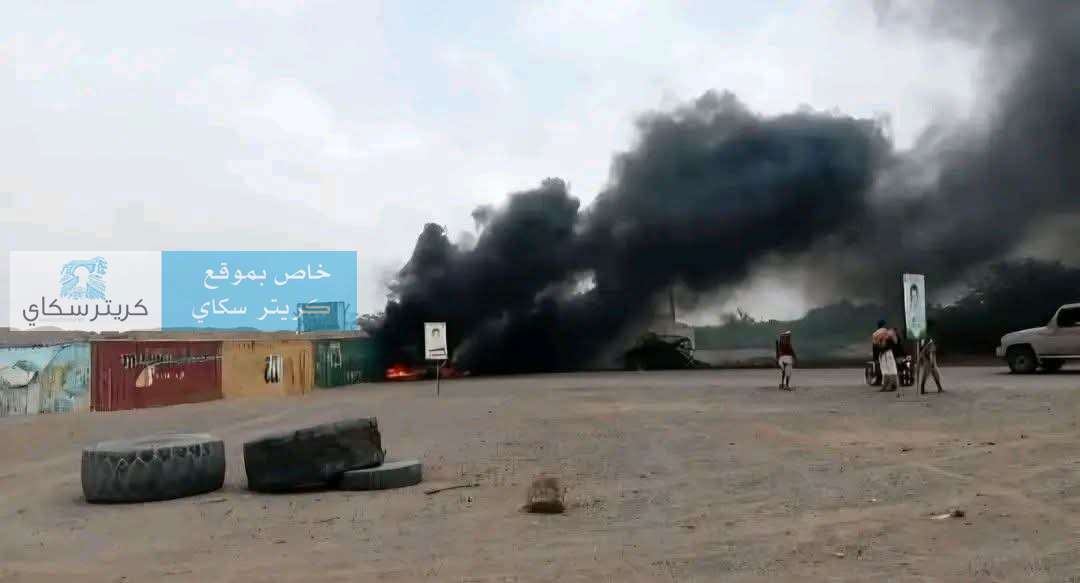مسلحون يقطعون الطريق الساحلي بالحديدة ويمنعون أطقم الحو ثيين من المرور