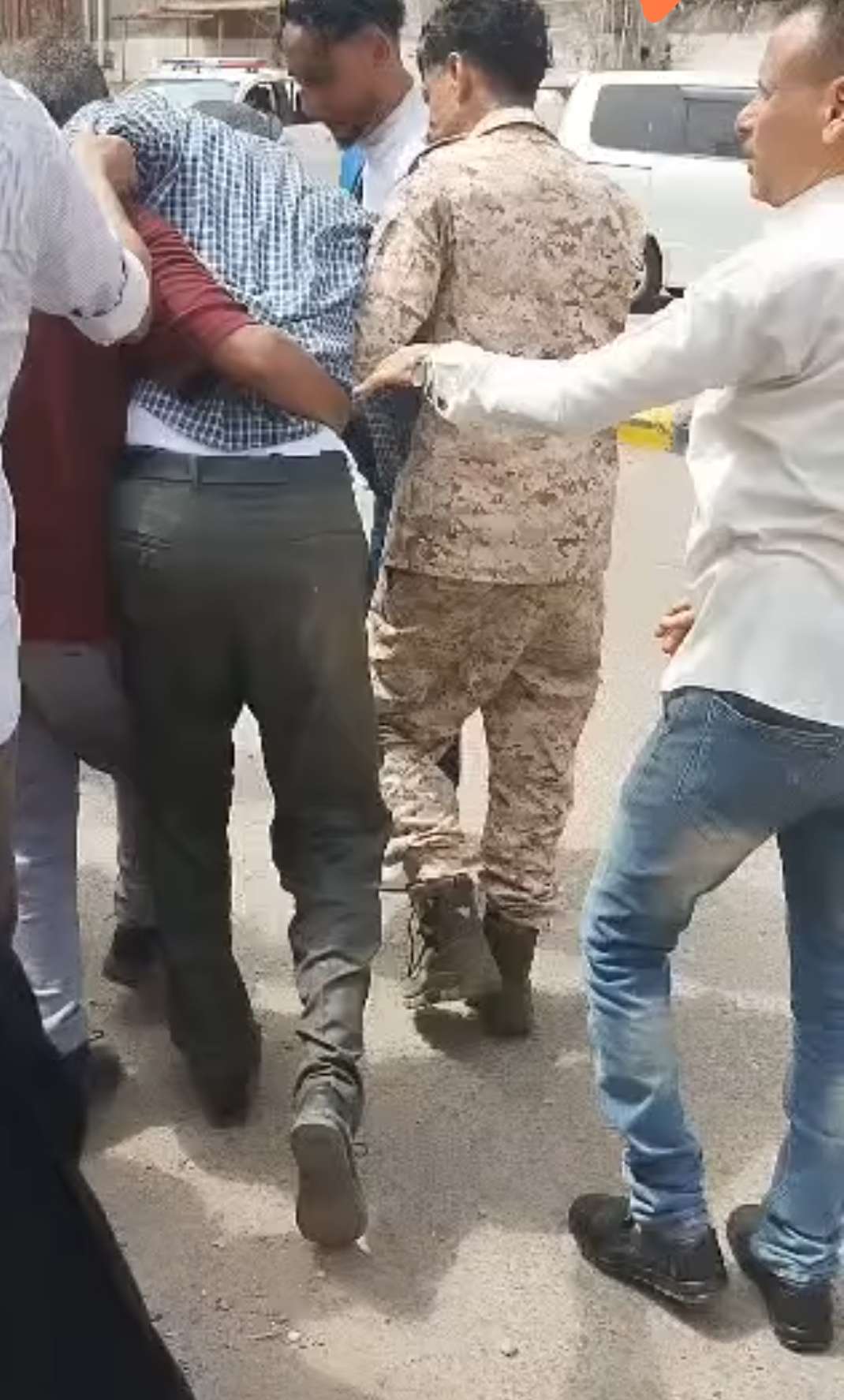 عاجل:قوات امنية تقتحم مقر اتحاد نقابات عمال الجنوب بالمعلا واصابة رئيسه