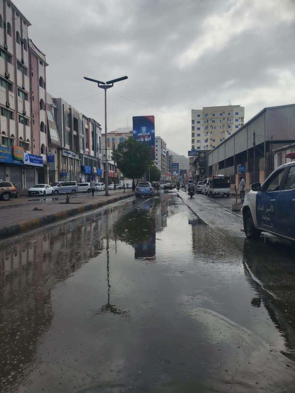 بالصور .. أجواء ممطرة تزيّن مدينة المكلا وضواحيها