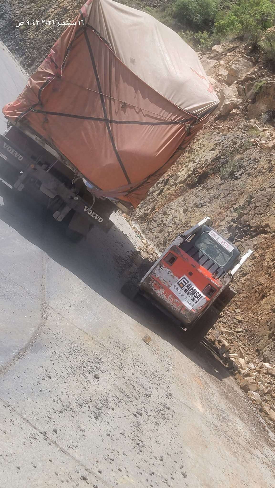يحدث الان .. رفع الأحجار والمخلفات من هيجة العبد بعد أمطار الأمس
