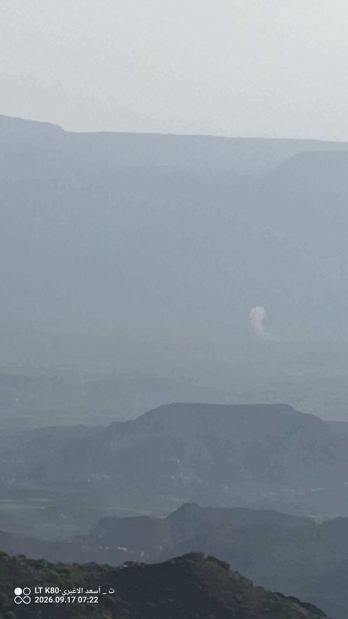 شاهد .. غارة جوية تستهدف تعزيزات الحو ثيين بتعز (صورة )