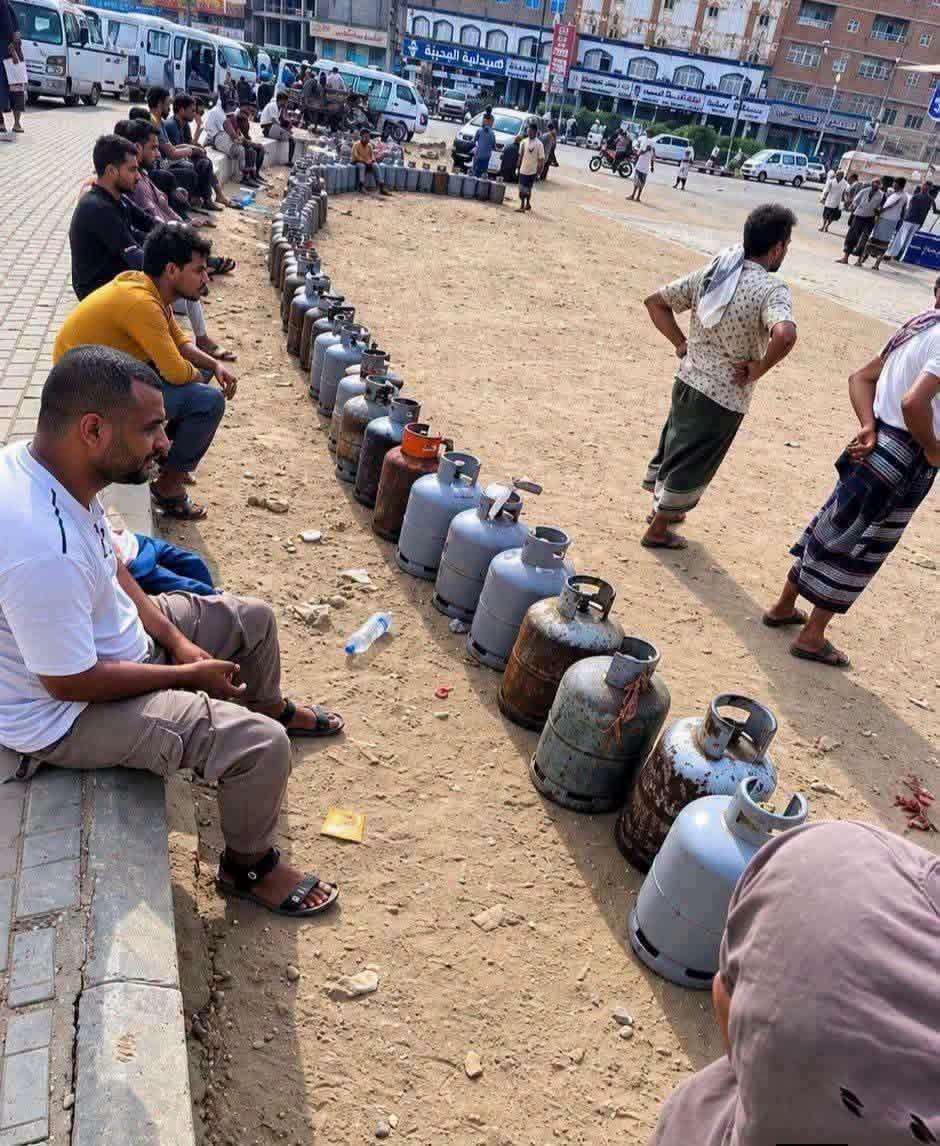 ست ساعات في طابور الغاز .. مشهد يعكس حجم معاناة أهالي عدن