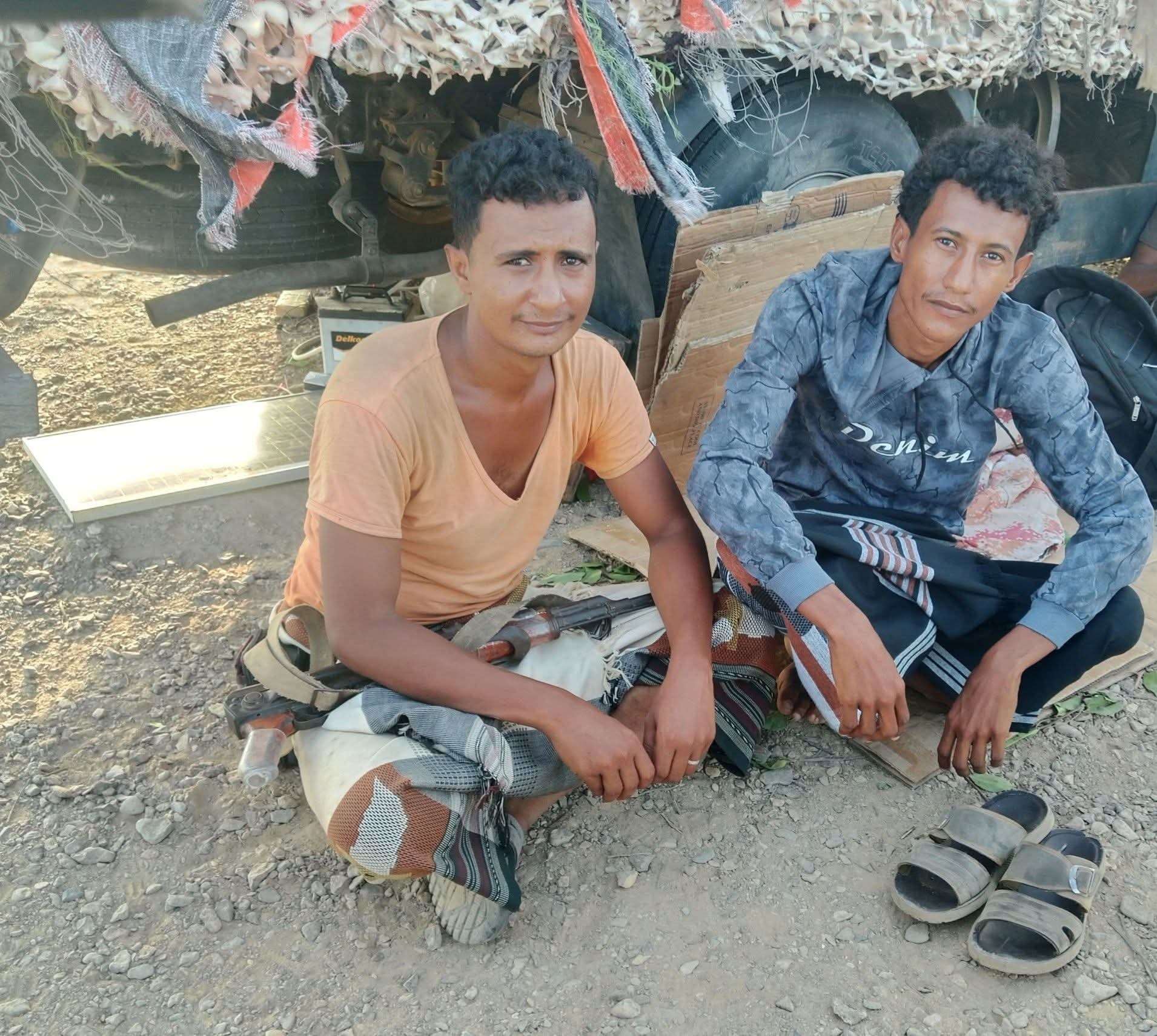 بعد أسبوع من الفقد بالمخا.. شقيق يعثر على أخيه المقاتل ويؤكد: ما زال متمسكًا بسلاحه