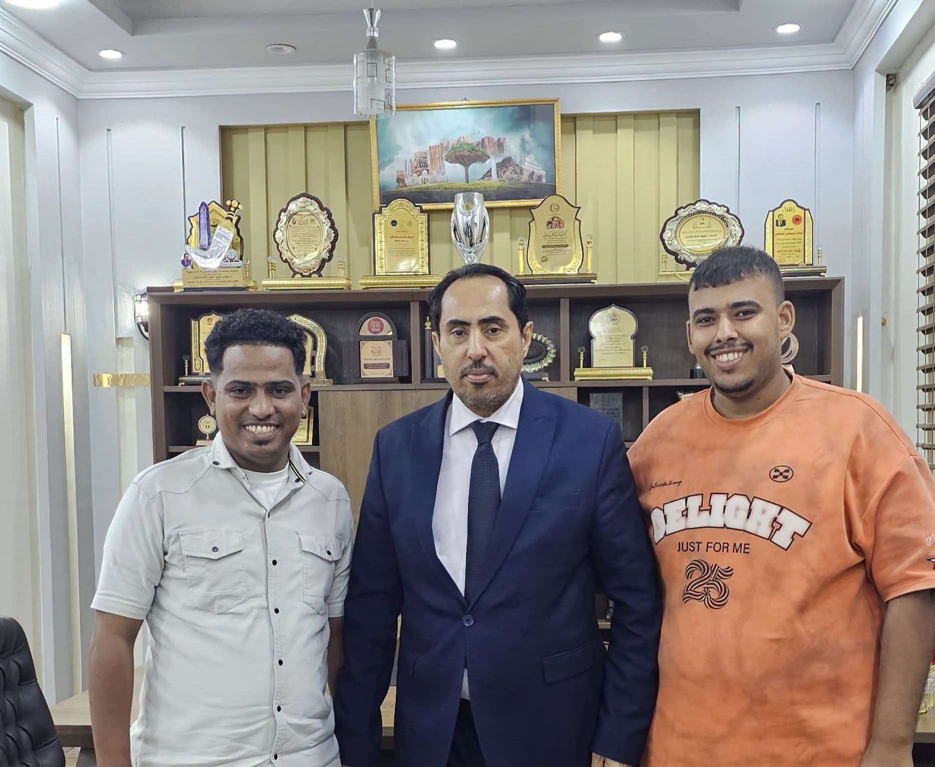 المصور أكرم عبدالله يشيد بتواضع وزير الشباب والرياضة نايف البكري وقربه من الشباب