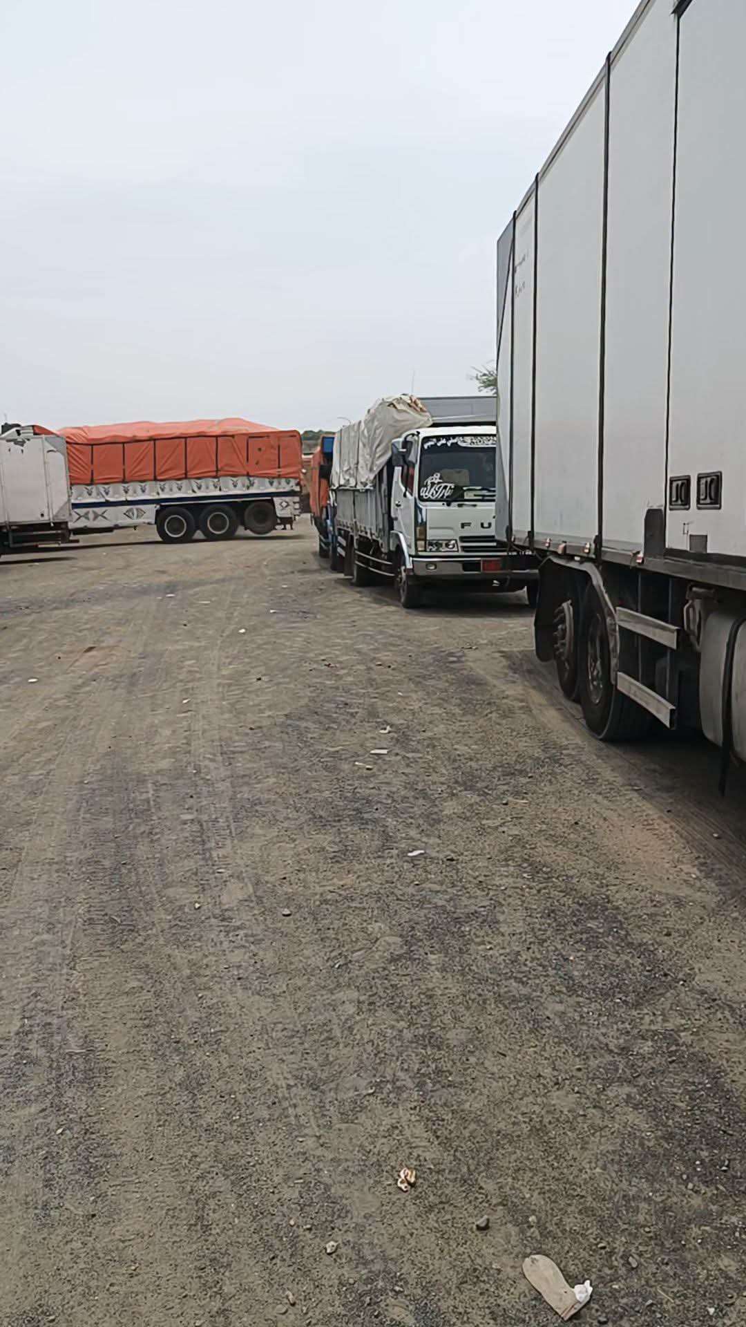 عاجل :تكدس أكثر من 500 شاحنة محمّلة بالبضائع في طور الباحة لهذا السبب