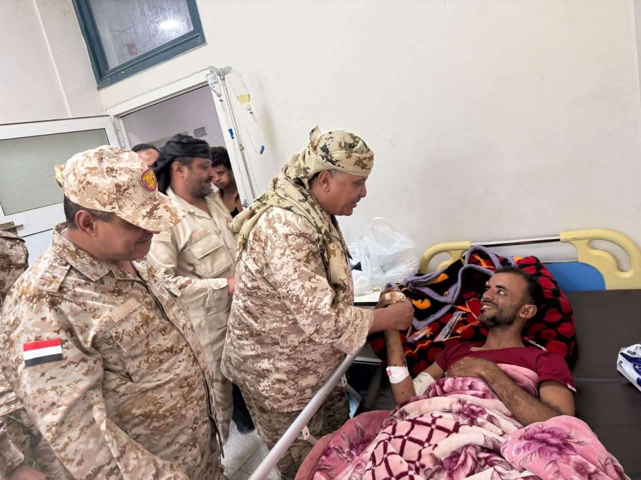 قائد محور تعز يزور جرحى الجيش والمقاومة في المستشفيات