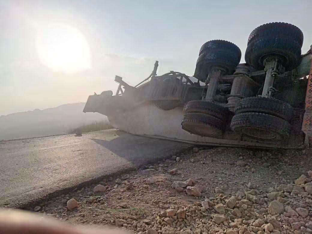 عاجل:انقلاب قاطرة يقطع طريق رئيسي بشبوة