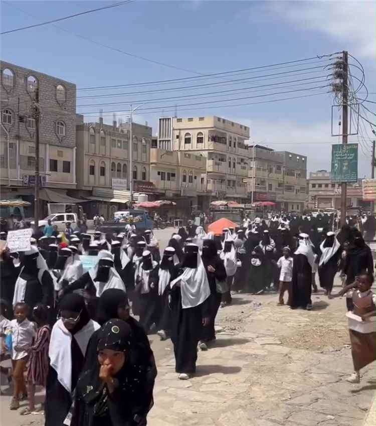 احتجاجات في المكلا رفضًا لاستبعاد معلمين وتنديدًا بتعطل العملية التعليمية