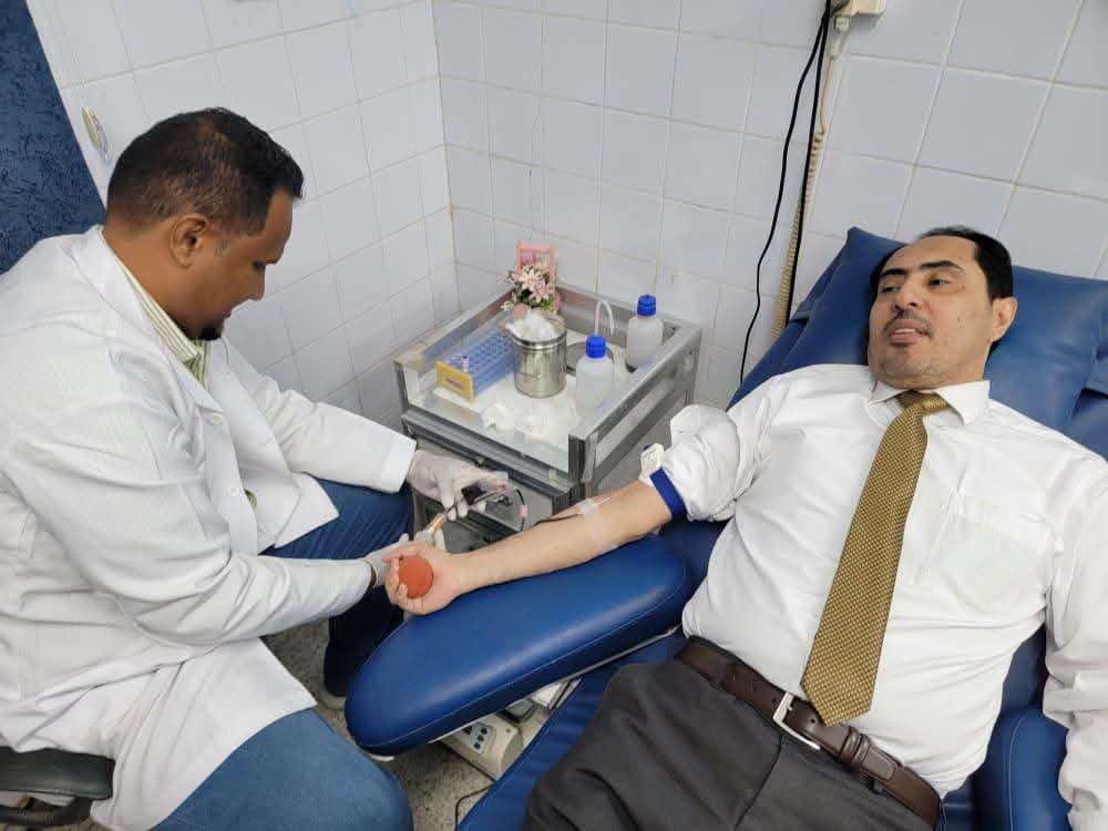 البكري يتبرع بالدم ضمن الحملة الوطنية للتبرع بالدم في عدن