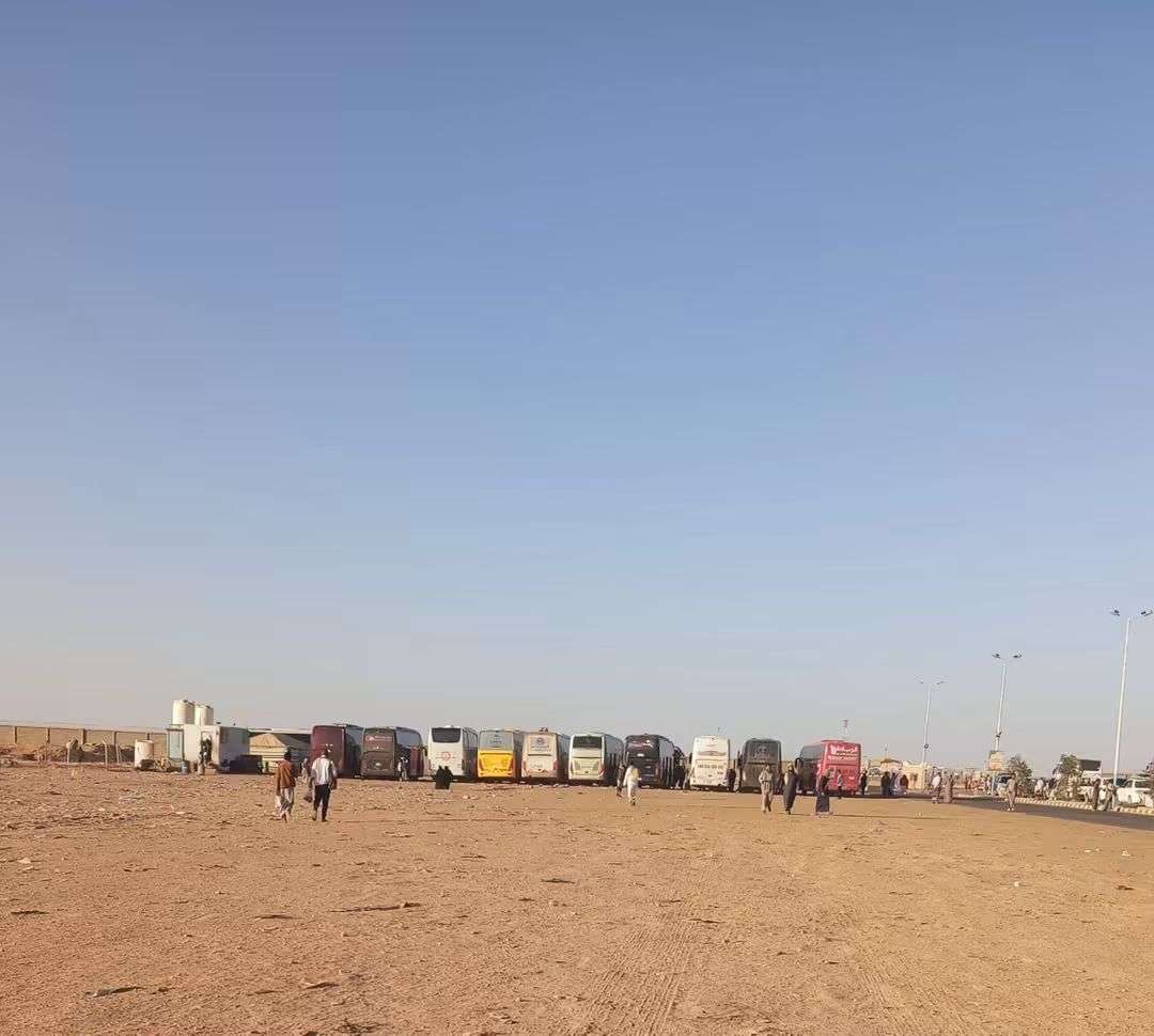صحفي بقناة الجزيرة يطلق مناشدة عاجلة لتحسين أوضاع المسافرين في منفذ الوديعة