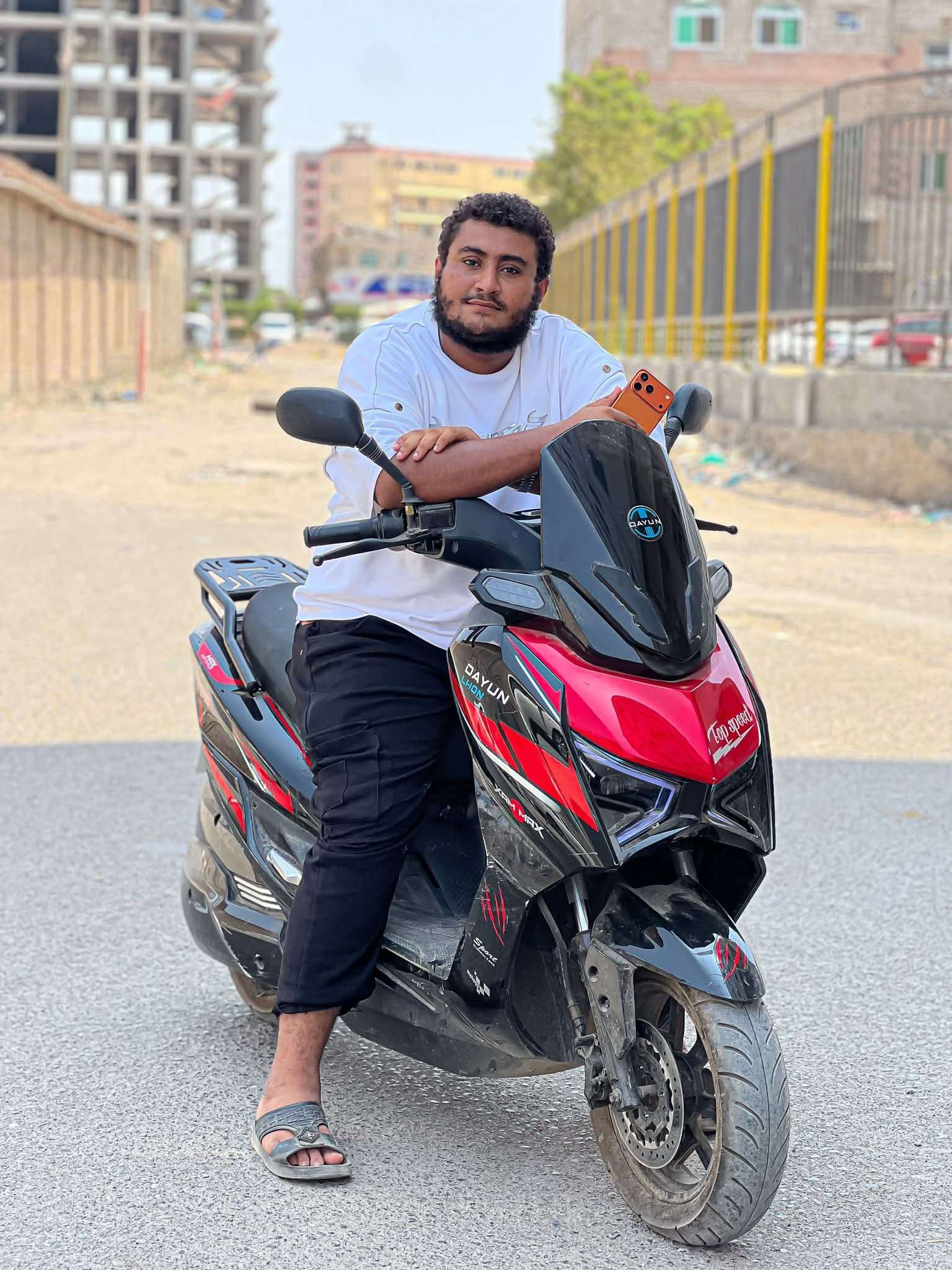 الناشط أمجد العمري يعلن إسقاط منحته الدراسية في الجامعة الألمانية بعدن