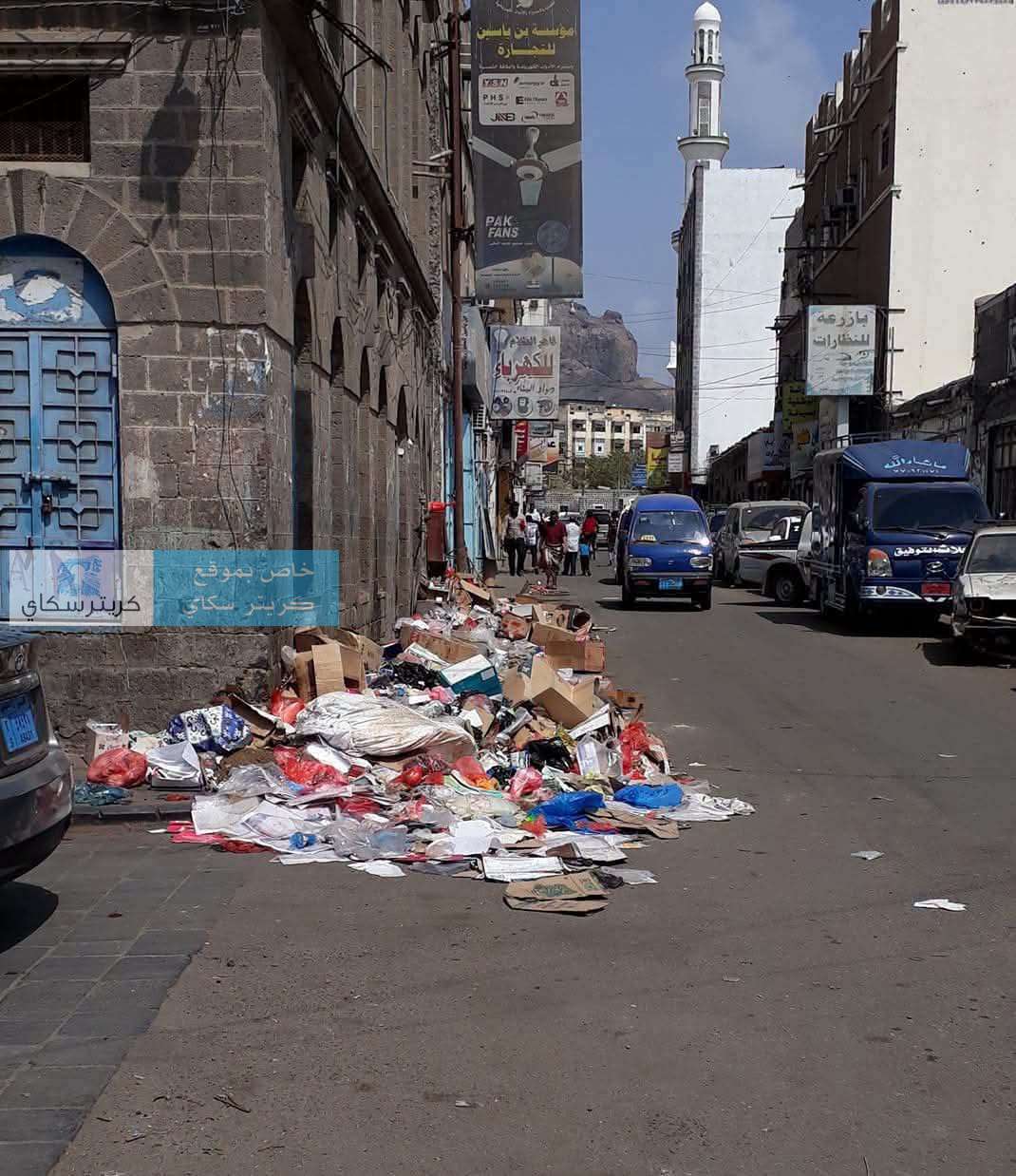 قمامة وروائح كريهة بجانب مسجد أبّان.. مشهد يثير غضب سكان عدن