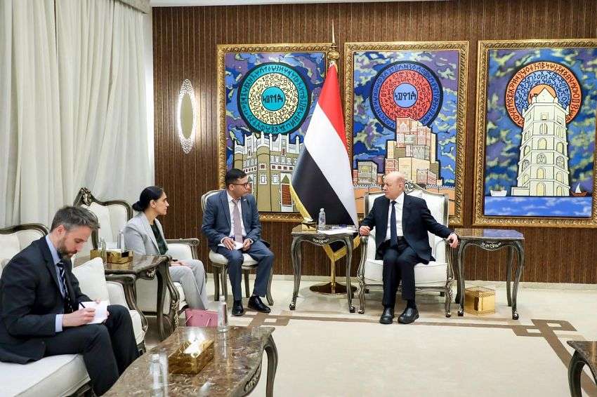 الرئيس العليمي : القوات المسلحة قادرة على استعادة المبادرة وإنهاء التهديد الحوثي