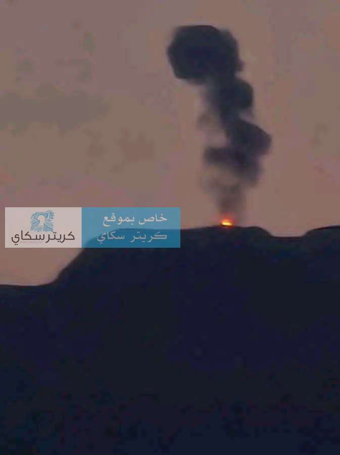صورة توثق اندلاع النيران في مواقع حو ثية بتعز عقب استهدافها بغارات جوية