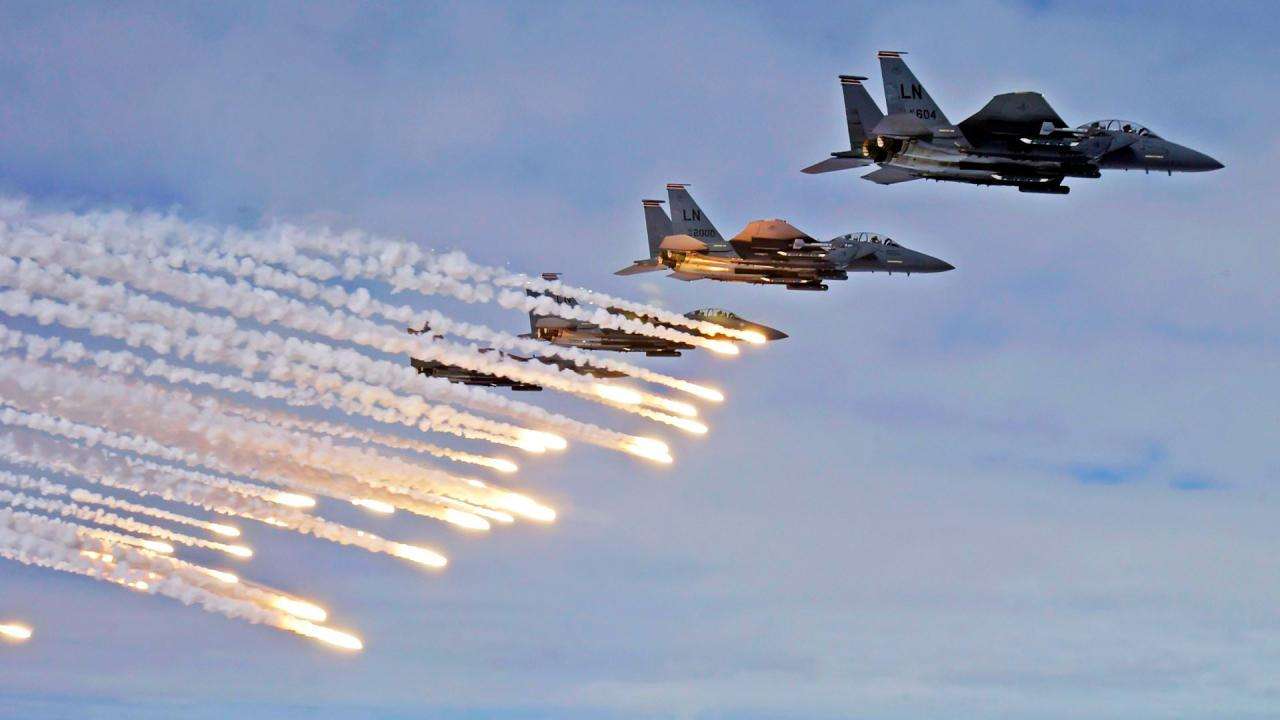 غارات جوية مكثفة تستهدف مواقع حو ثية بصعدة
